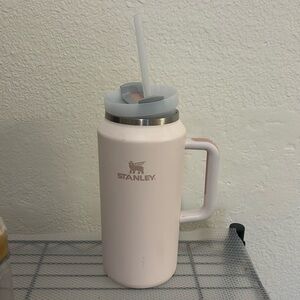 64 oz light pink Stanley.